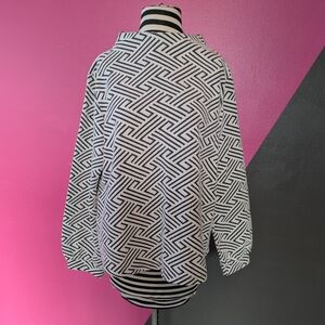 Gray LA Black & White Geometric Sweater Shirt